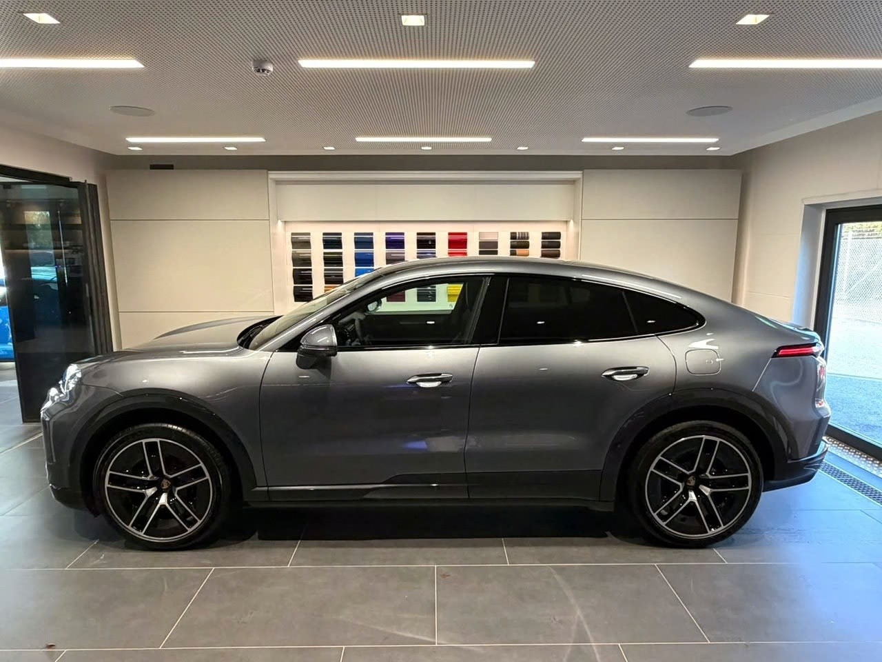 PORSCHE Cayenne Coupe Electric 113 kWh-showroom-element-3