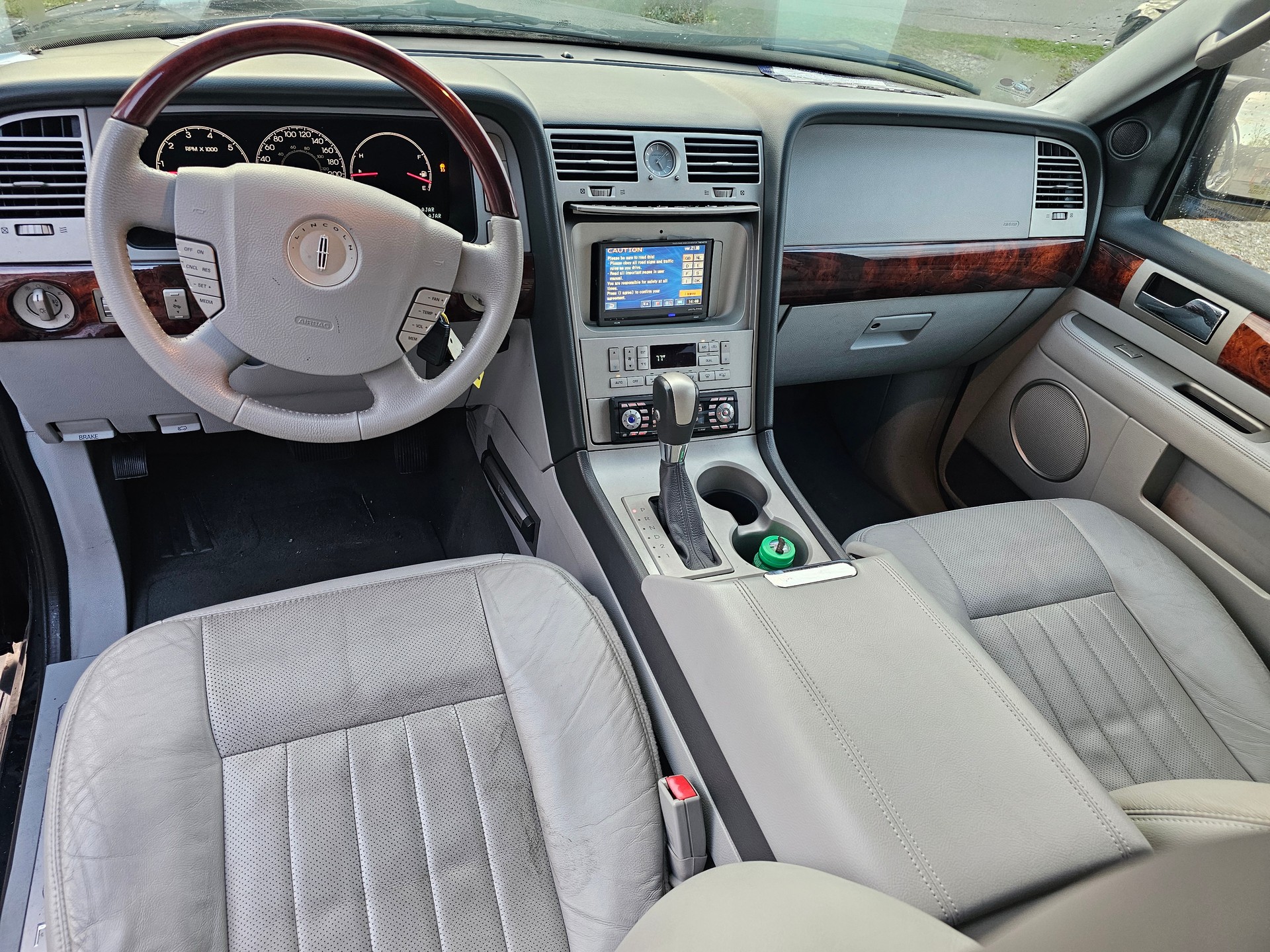 LINCOLN Navigator-image-10