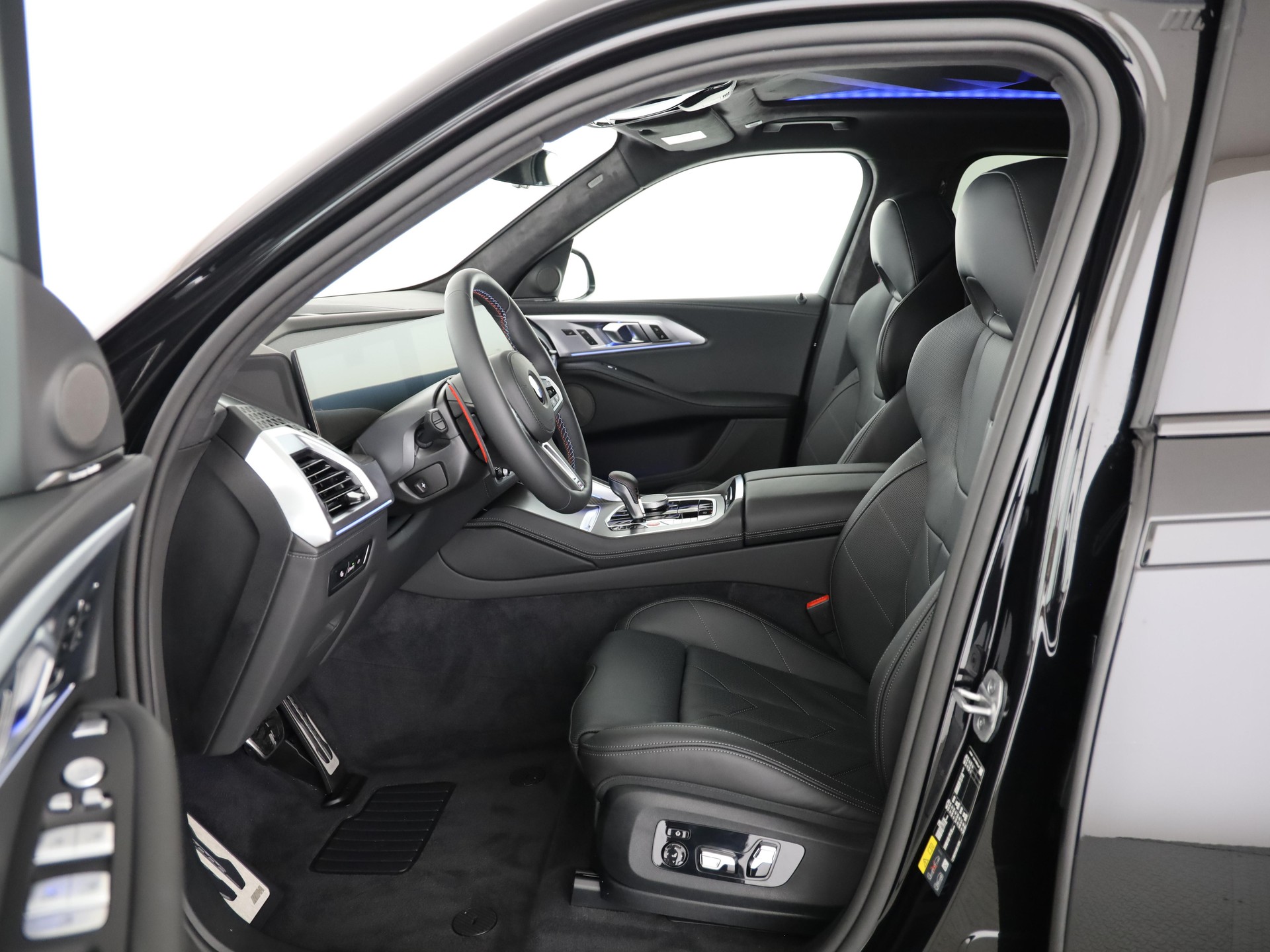 BMW XM 50e Plug-in Hybrid-showroom-element-3