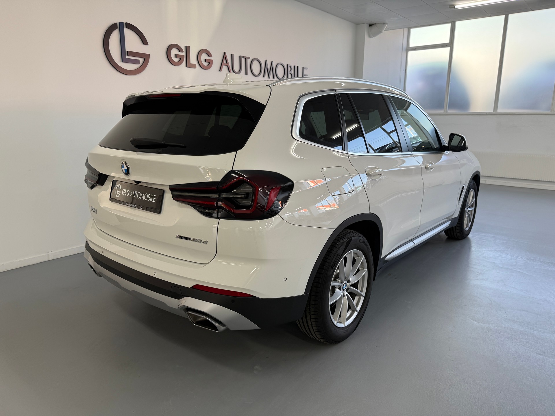 BMW X3 xDrive 48V 30d Individual-showroom-element-3