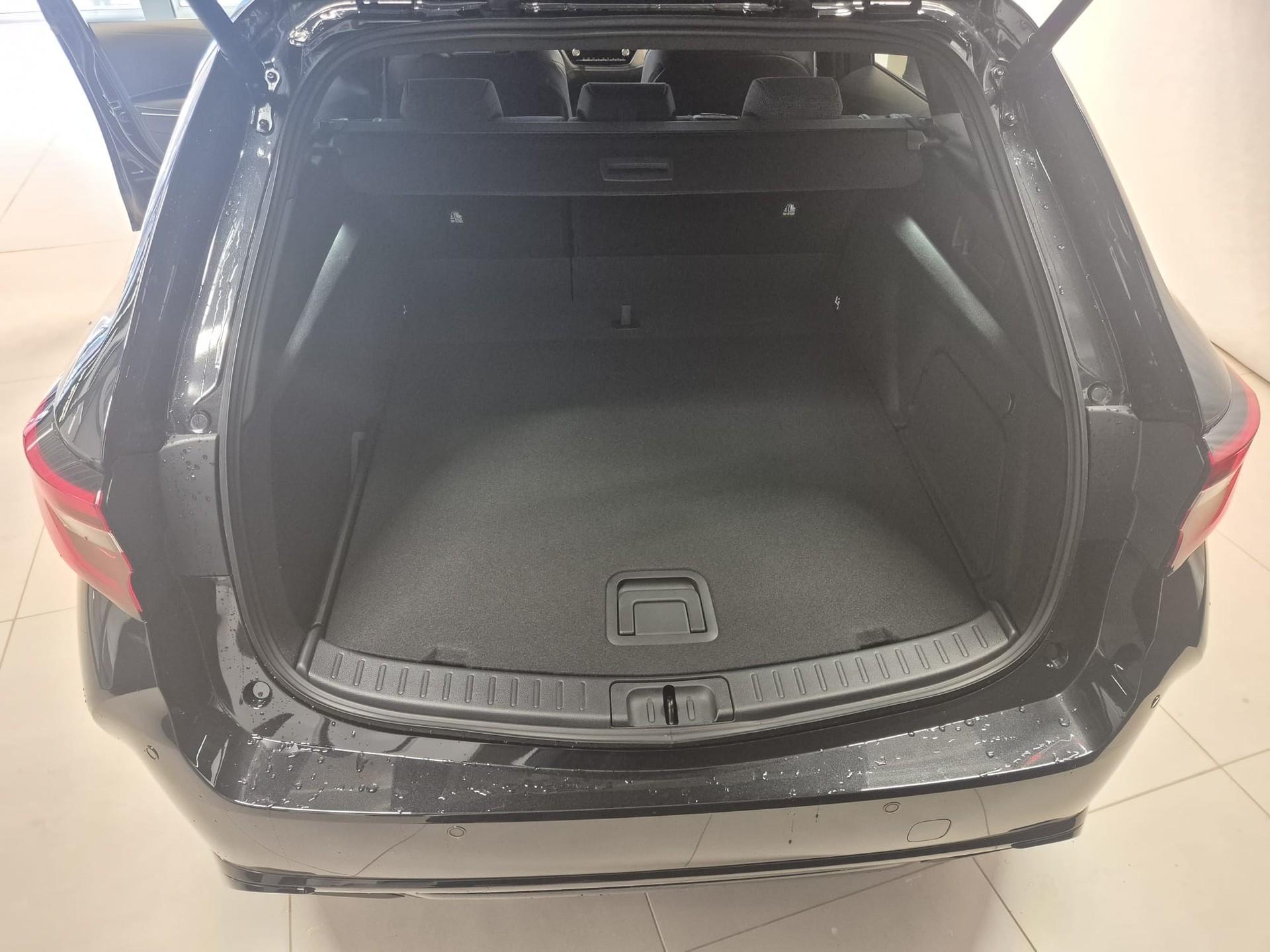 TOYOTA Corolla 2.0 HSD Swiss Edition e- CVT-image-4