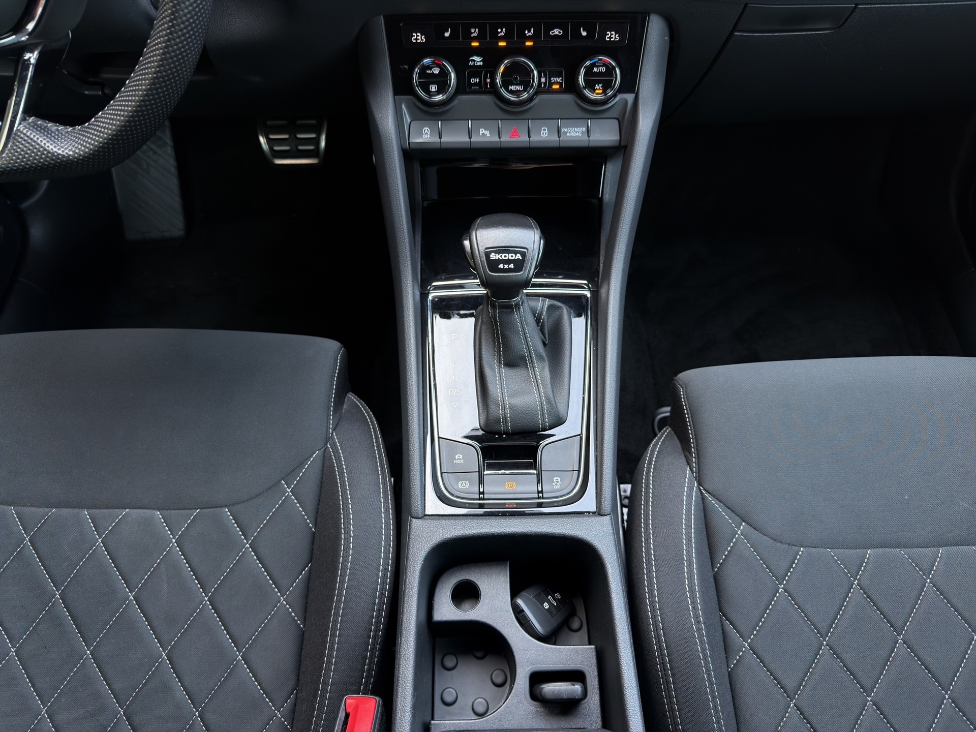 SKODA Karoq 2.0 TSI SportLine 4x4 DSG-image-17