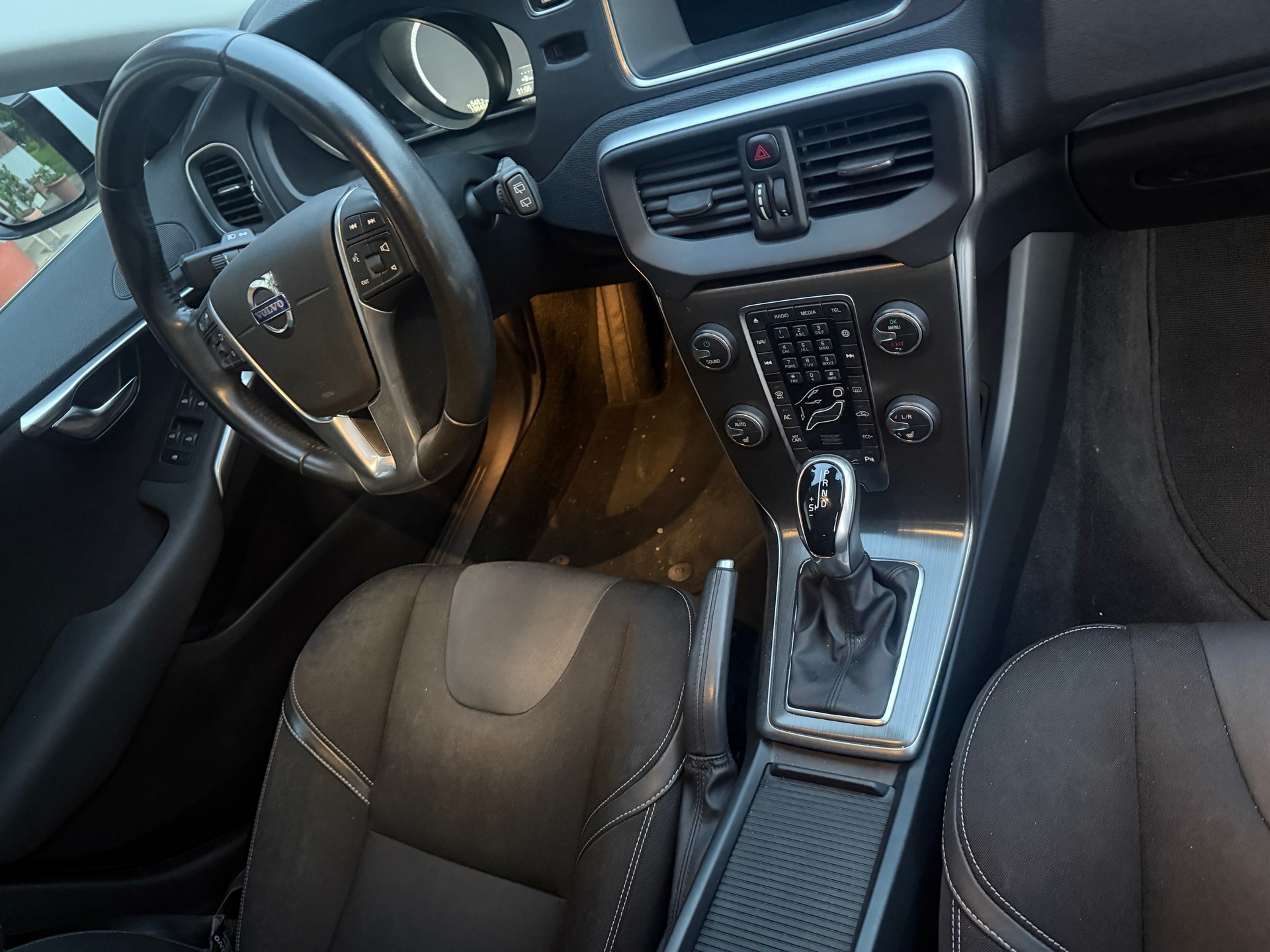 VOLVO V40 T5 Kinetic R-Design Geartronic-image-8