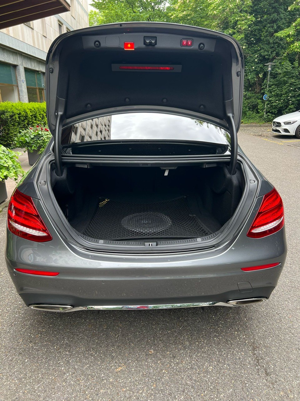 MERCEDES-BENZ E 400 AMG Line 4matic-image-4