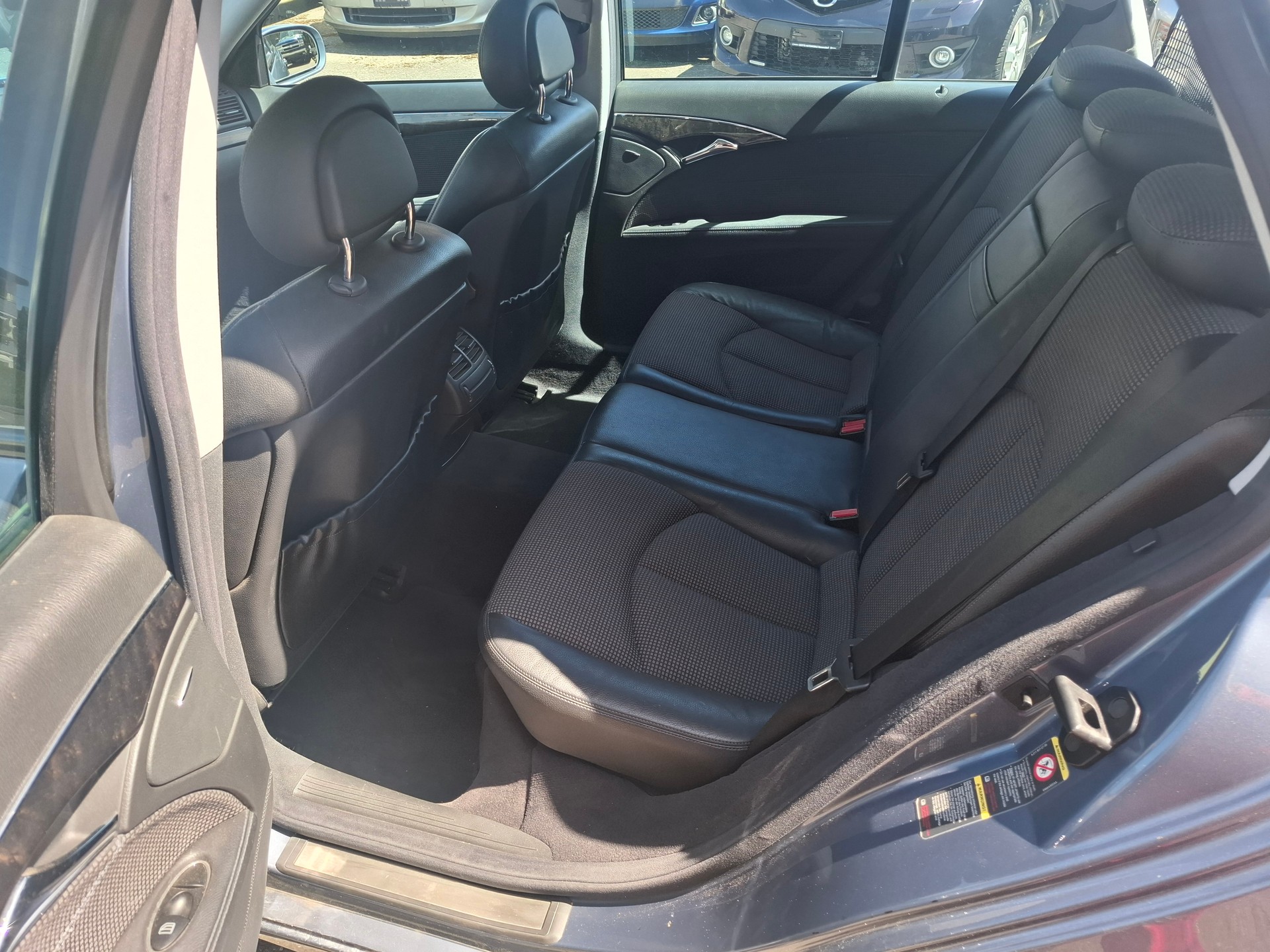 MERCEDES-BENZ E 240 Avantgarde-image-9