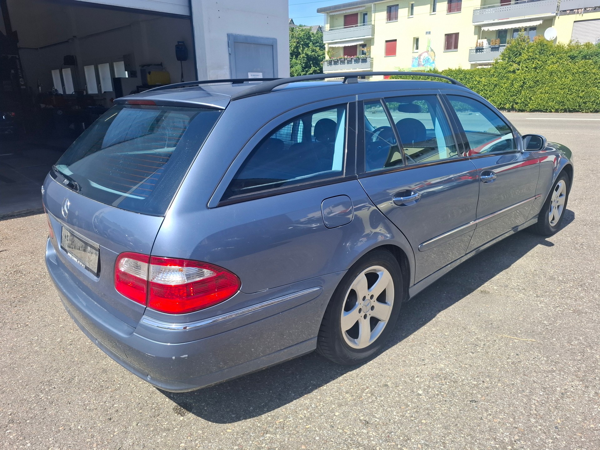 MERCEDES-BENZ E 240 Avantgarde-image-7