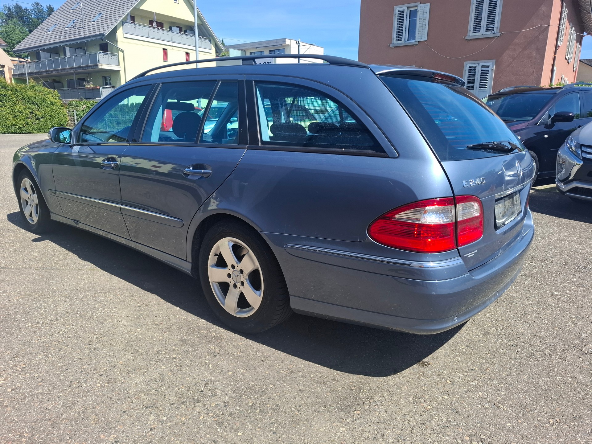 MERCEDES-BENZ E 240 Avantgarde-image-1