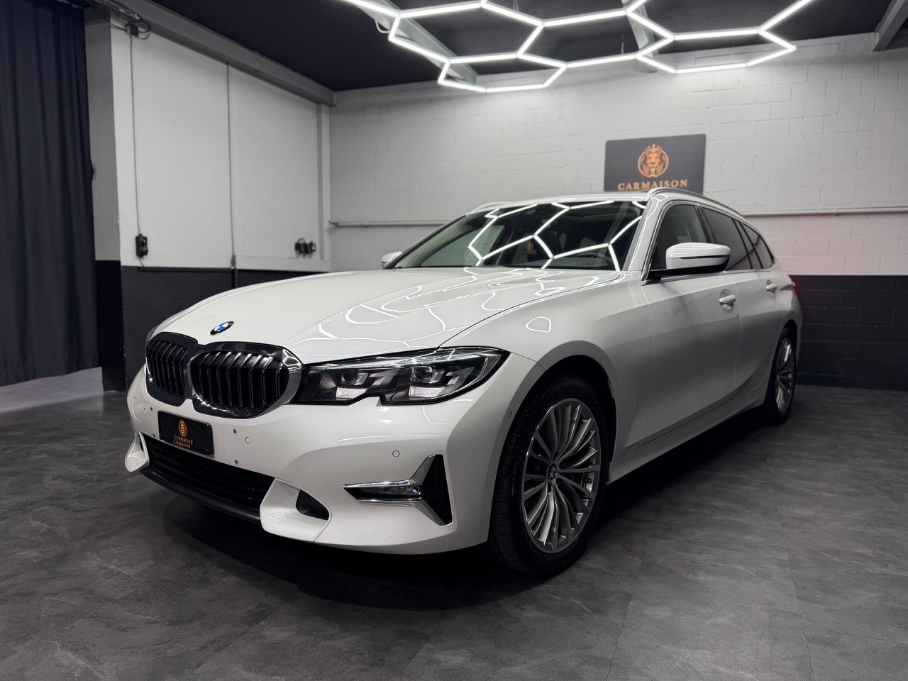 BMW 330i Touring xDrive Sport Line | Schiebedach | Anhängerkupplung-showroom-element-2