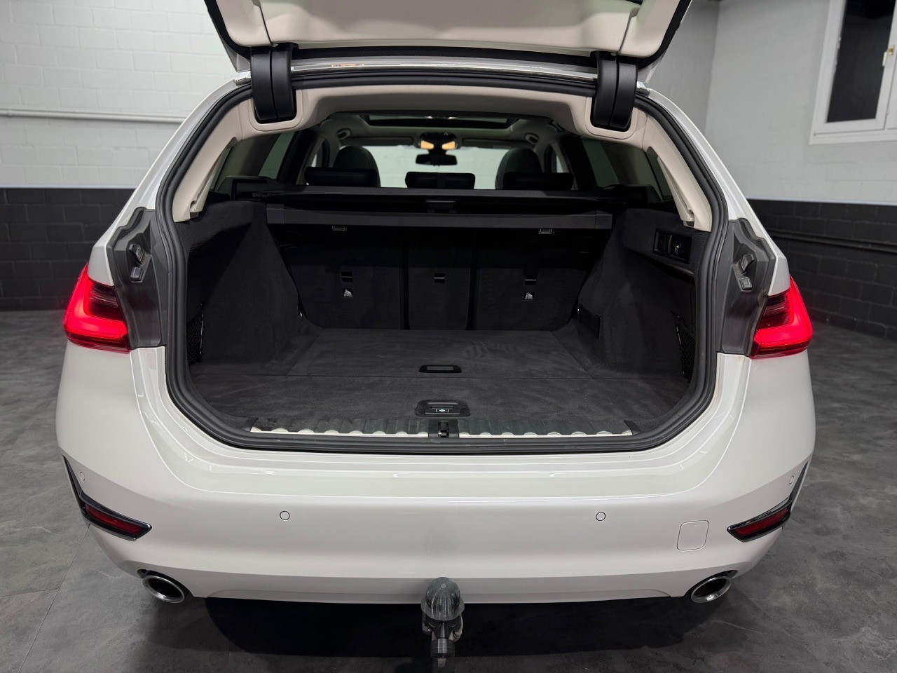 BMW 330i Touring xDrive Sport Line | Schiebedach | Anhängerkupplung-image-25