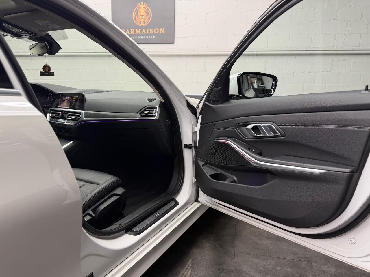 BMW 330i Touring xDrive Sport Line | Schiebedach | Anhängerkupplung-image-24