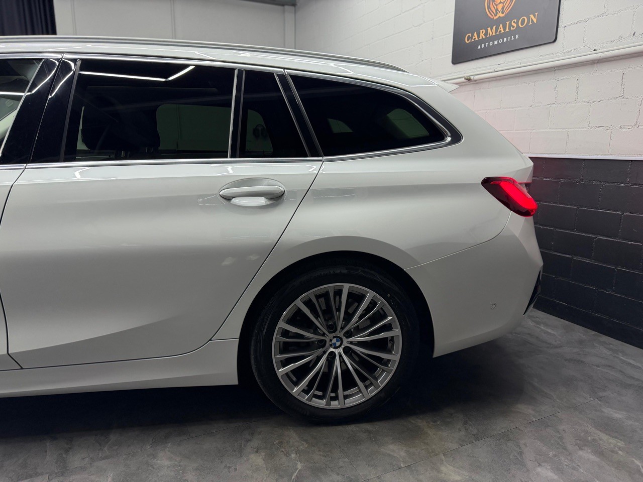 BMW 330i Touring xDrive Sport Line | Schiebedach | Anhängerkupplung-image-8