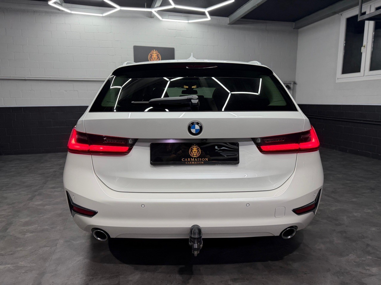 BMW 330i Touring xDrive Sport Line | Schiebedach | Anhängerkupplung-image-6