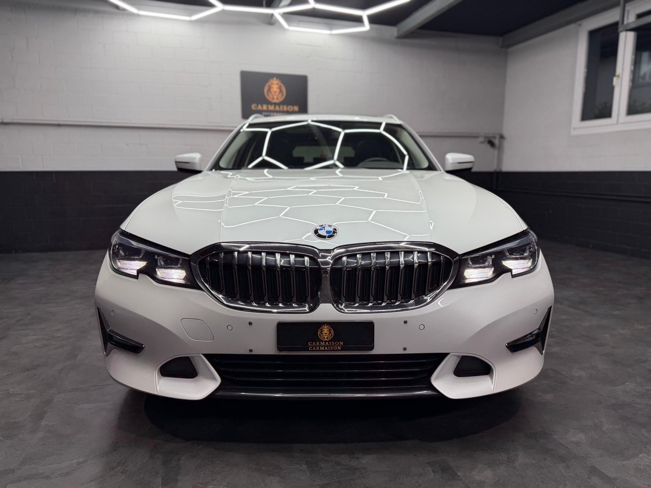 BMW 330i Touring xDrive Sport Line | Schiebedach | Anhängerkupplung-showroom-element-1
