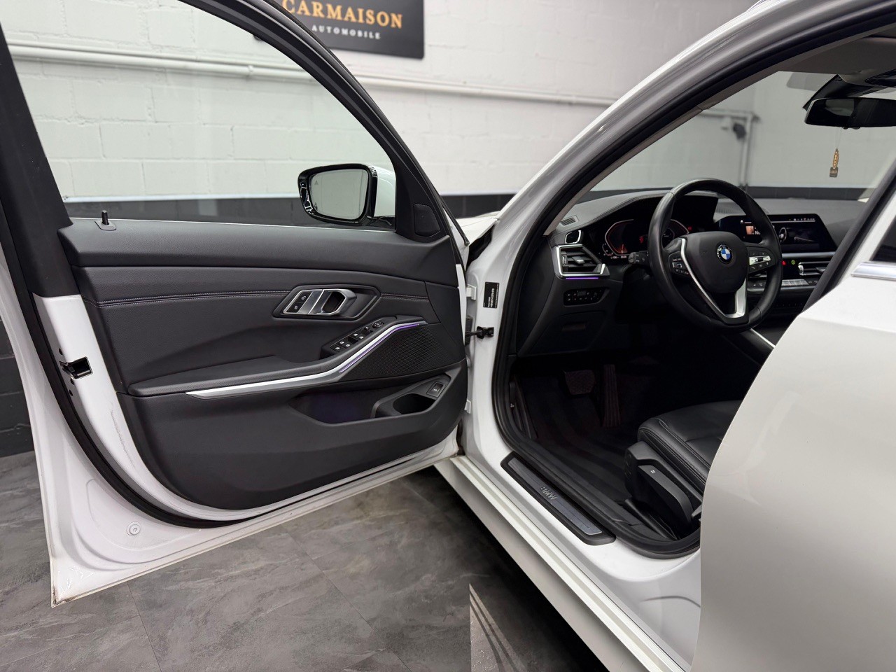 BMW 330i Touring xDrive Sport Line | Schiebedach | Anhängerkupplung-image-12
