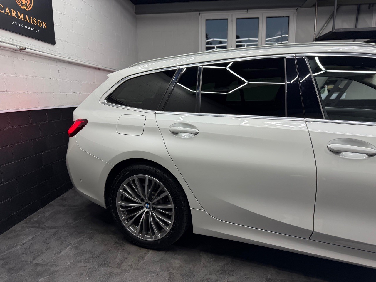 BMW 330i Touring xDrive Sport Line | Schiebedach | Anhängerkupplung-image-4