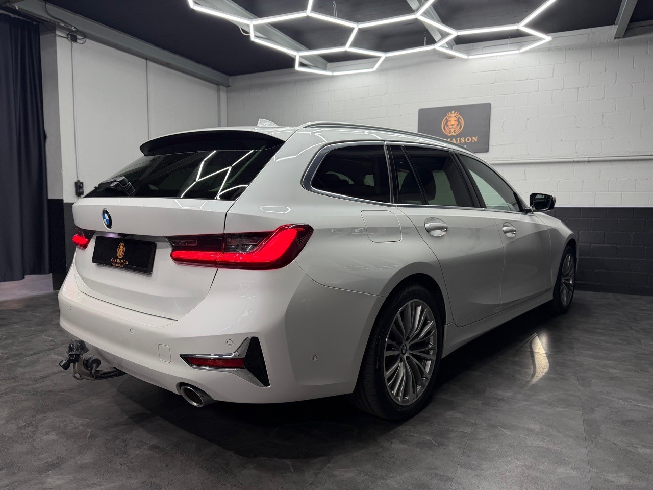 BMW 330i Touring xDrive Sport Line | Schiebedach | Anhängerkupplung-image-7