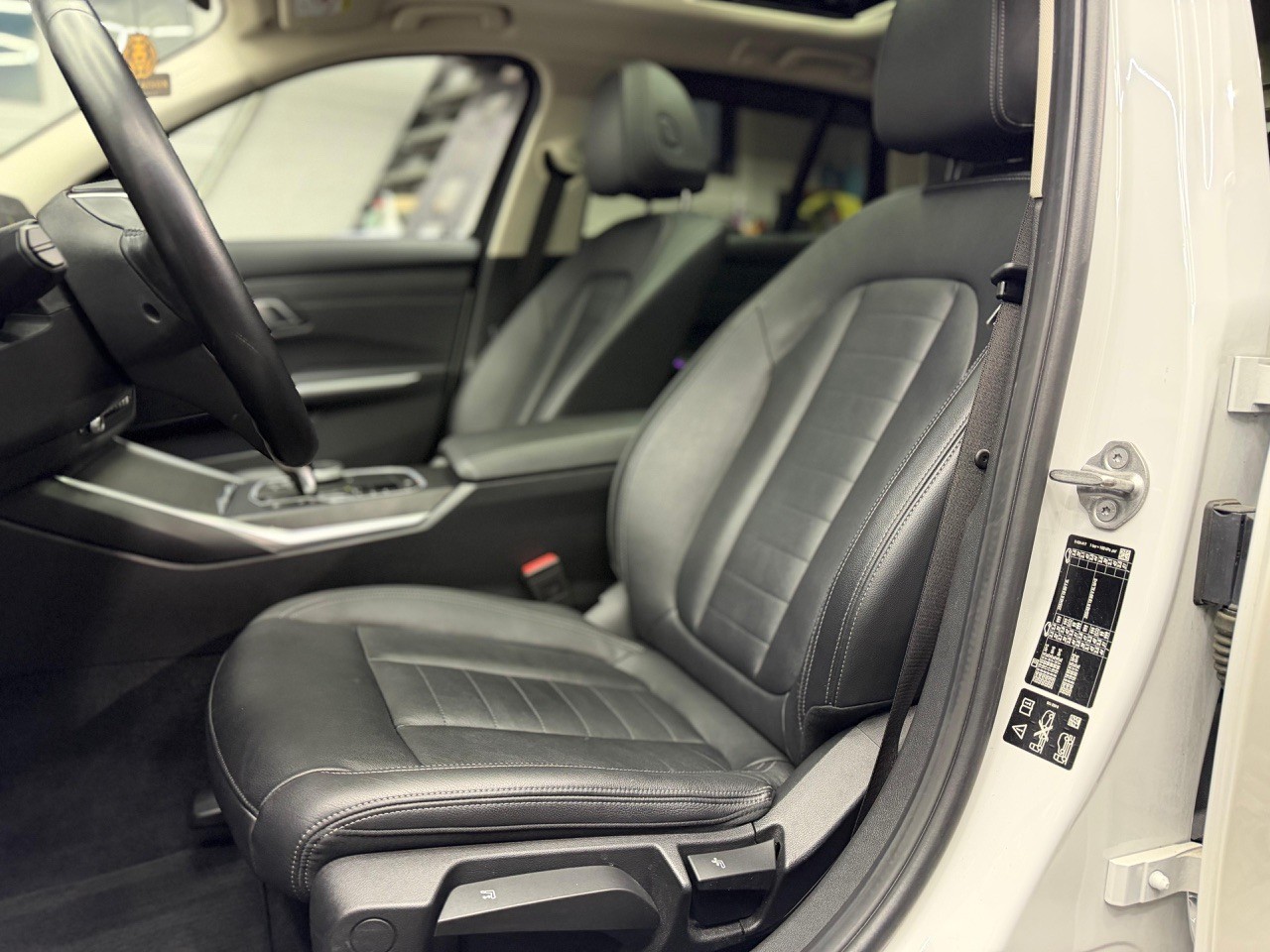 BMW 330i Touring xDrive Sport Line | Schiebedach | Anhängerkupplung-image-19