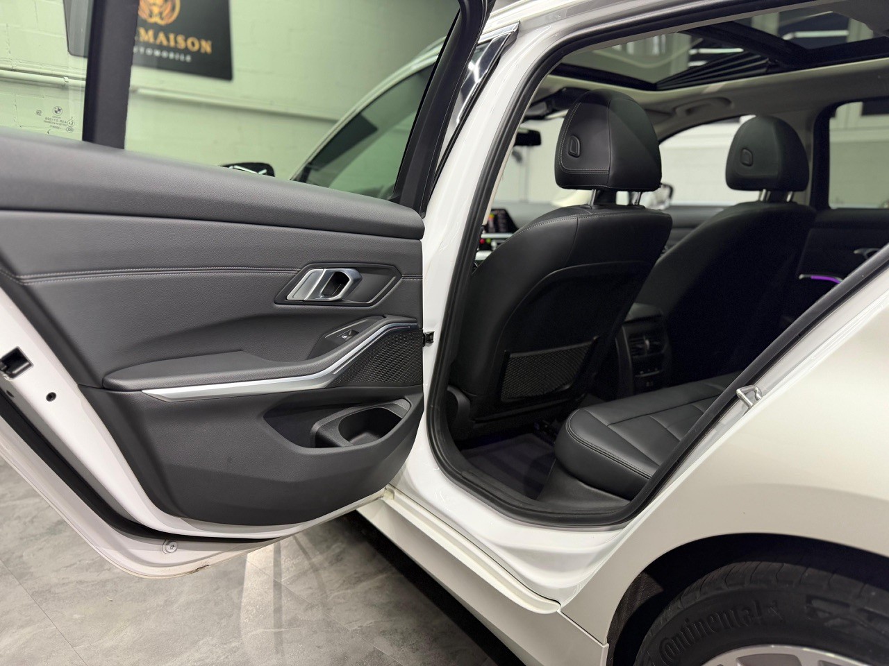 BMW 330i Touring xDrive Sport Line | Schiebedach | Anhängerkupplung-image-22