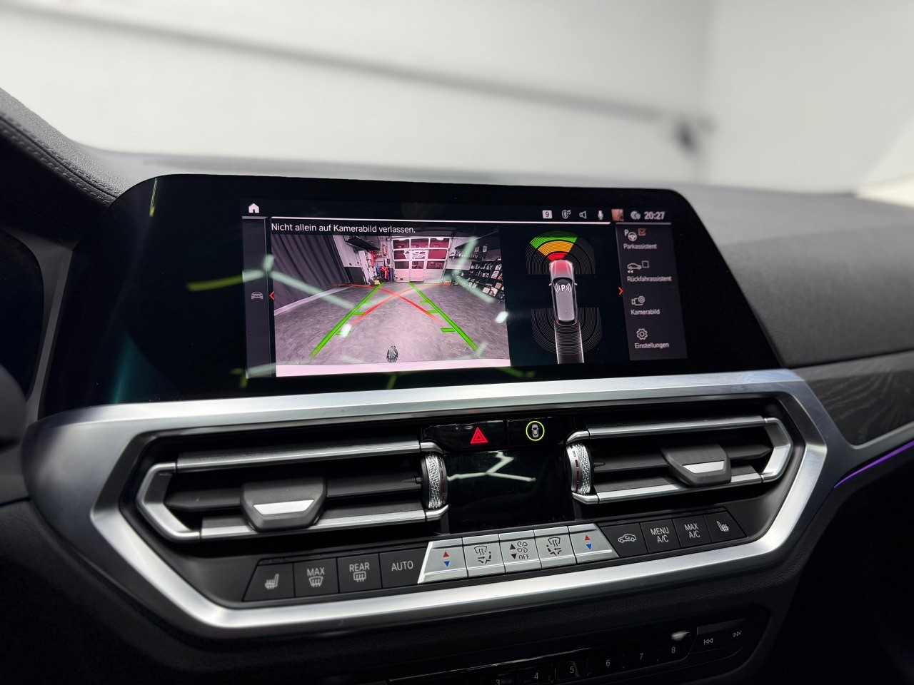 BMW 330i Touring xDrive Sport Line | Schiebedach | Anhängerkupplung-image-16