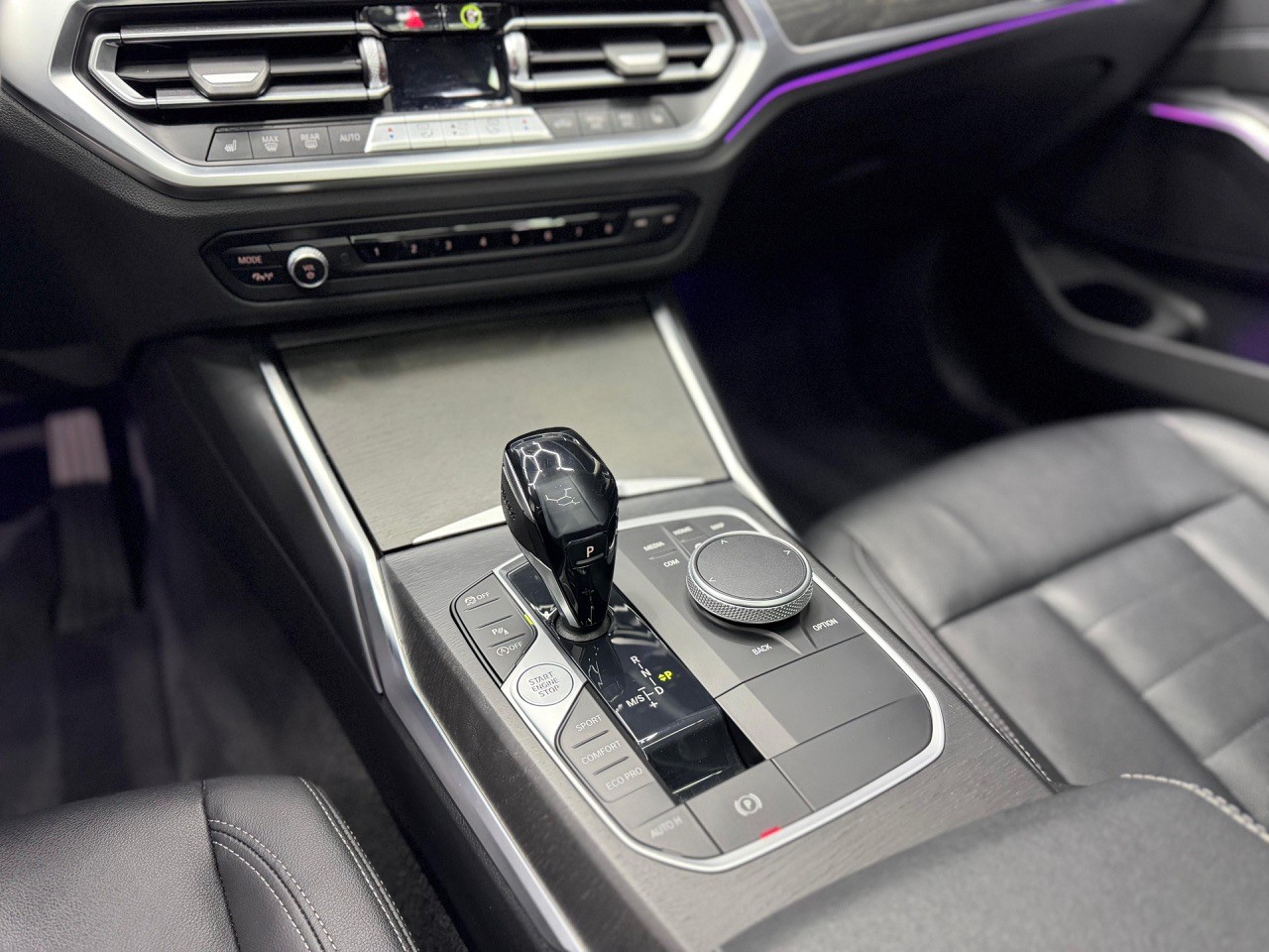 BMW 330i Touring xDrive Sport Line | Schiebedach | Anhängerkupplung-image-17