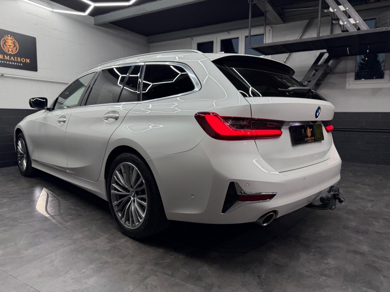 BMW 330i Touring xDrive Sport Line | Schiebedach | Anhängerkupplung-image-5