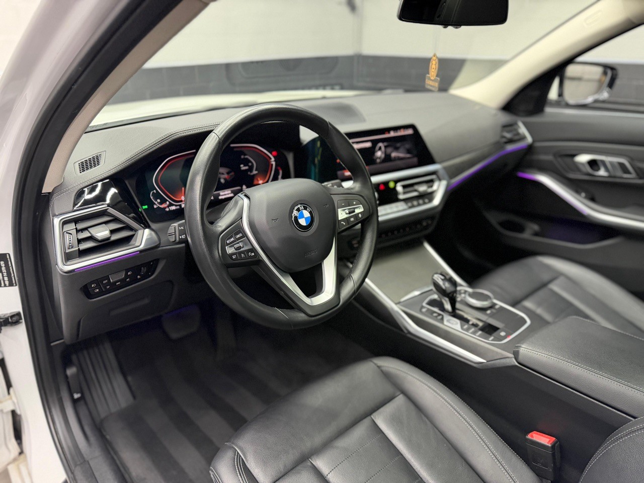 BMW 330i Touring xDrive Sport Line | Schiebedach | Anhängerkupplung-image-13