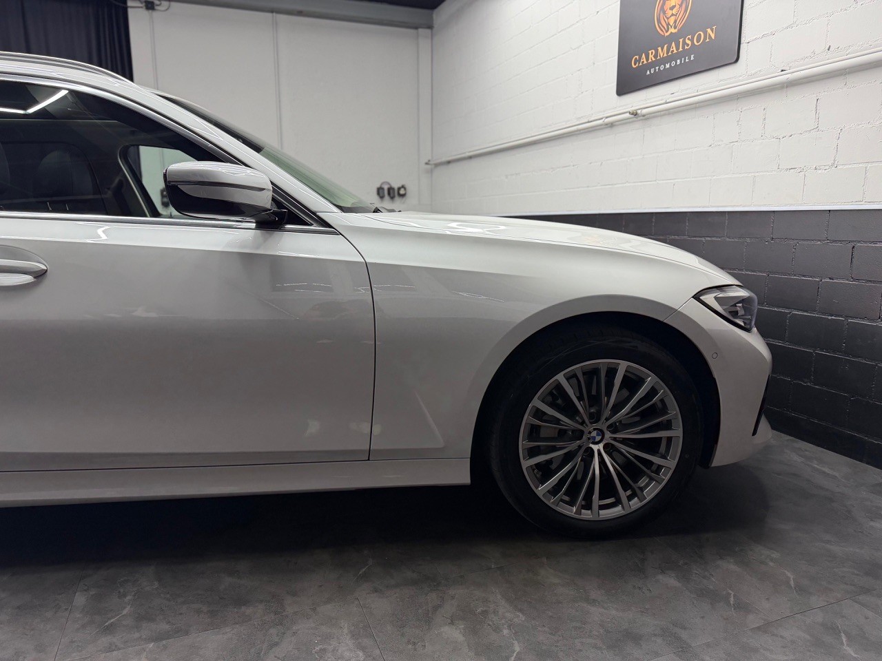 BMW 330i Touring xDrive Sport Line | Schiebedach | Anhängerkupplung-showroom-element-3