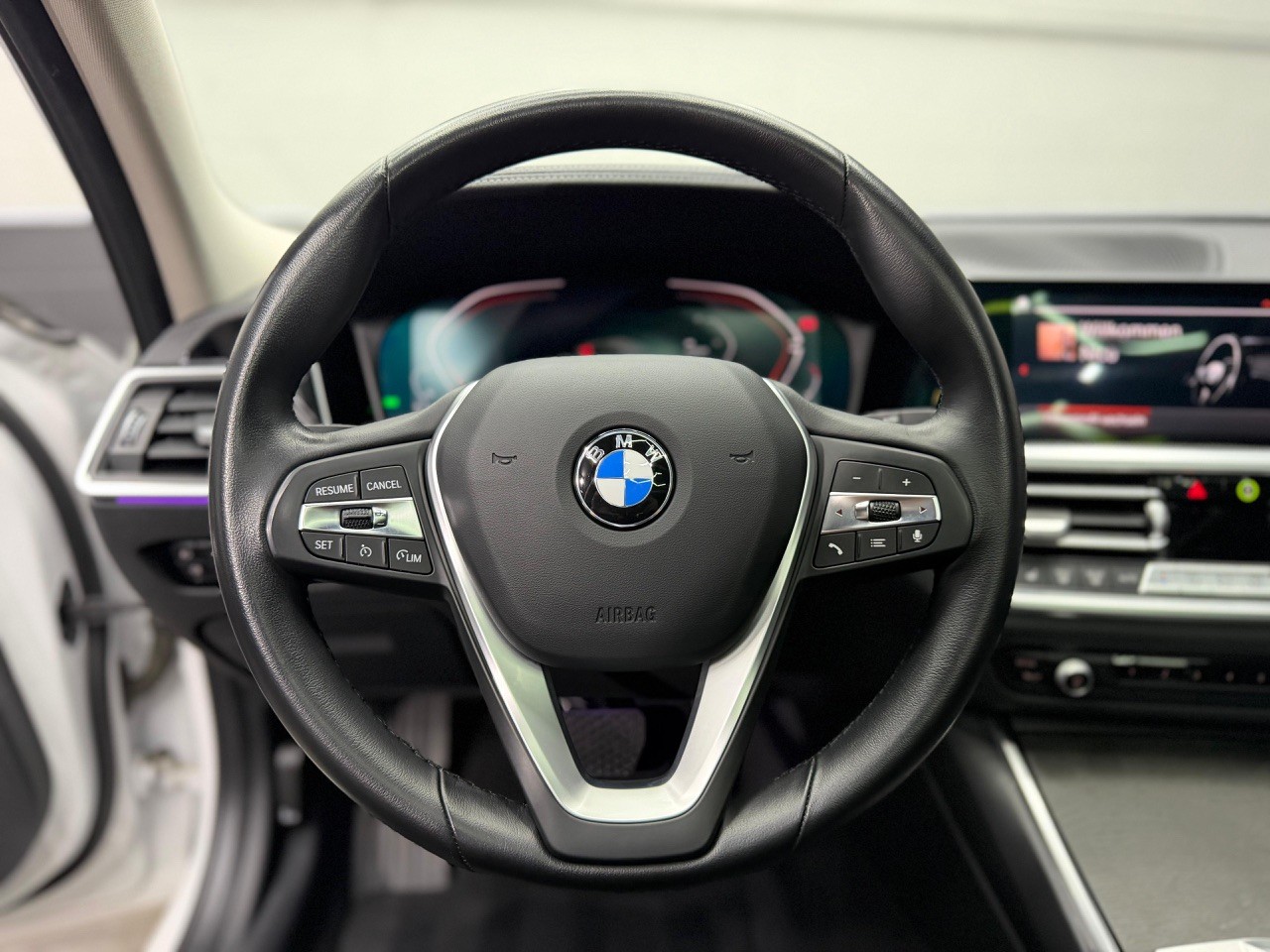 BMW 330i Touring xDrive Sport Line | Schiebedach | Anhängerkupplung-image-14