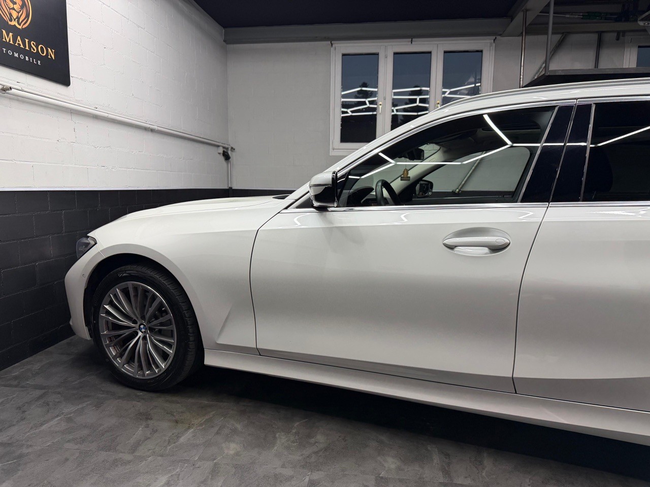 BMW 330i Touring xDrive Sport Line | Schiebedach | Anhängerkupplung-image-11