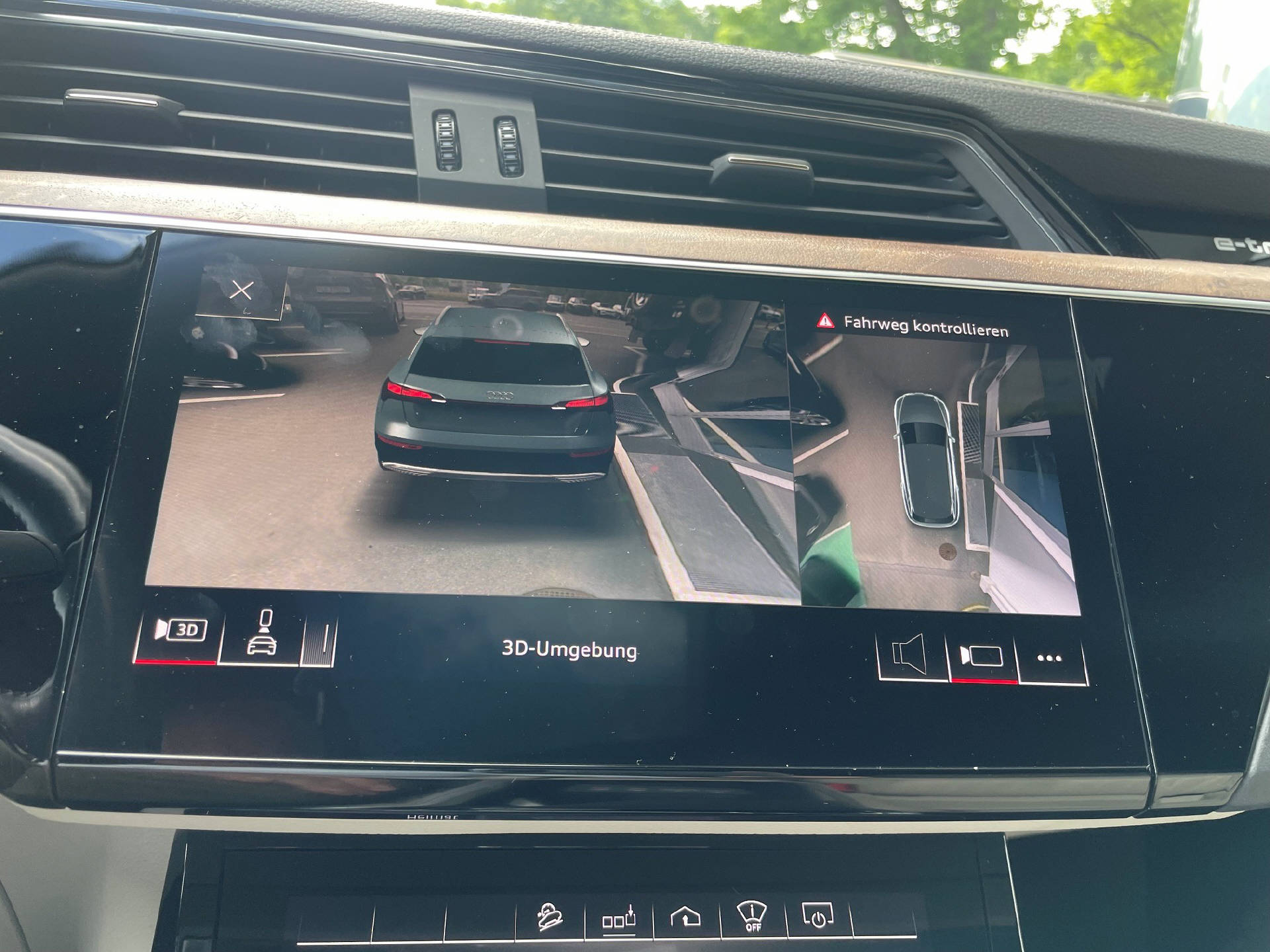 AUDI e-tron 55 Advanced quattro-image-14