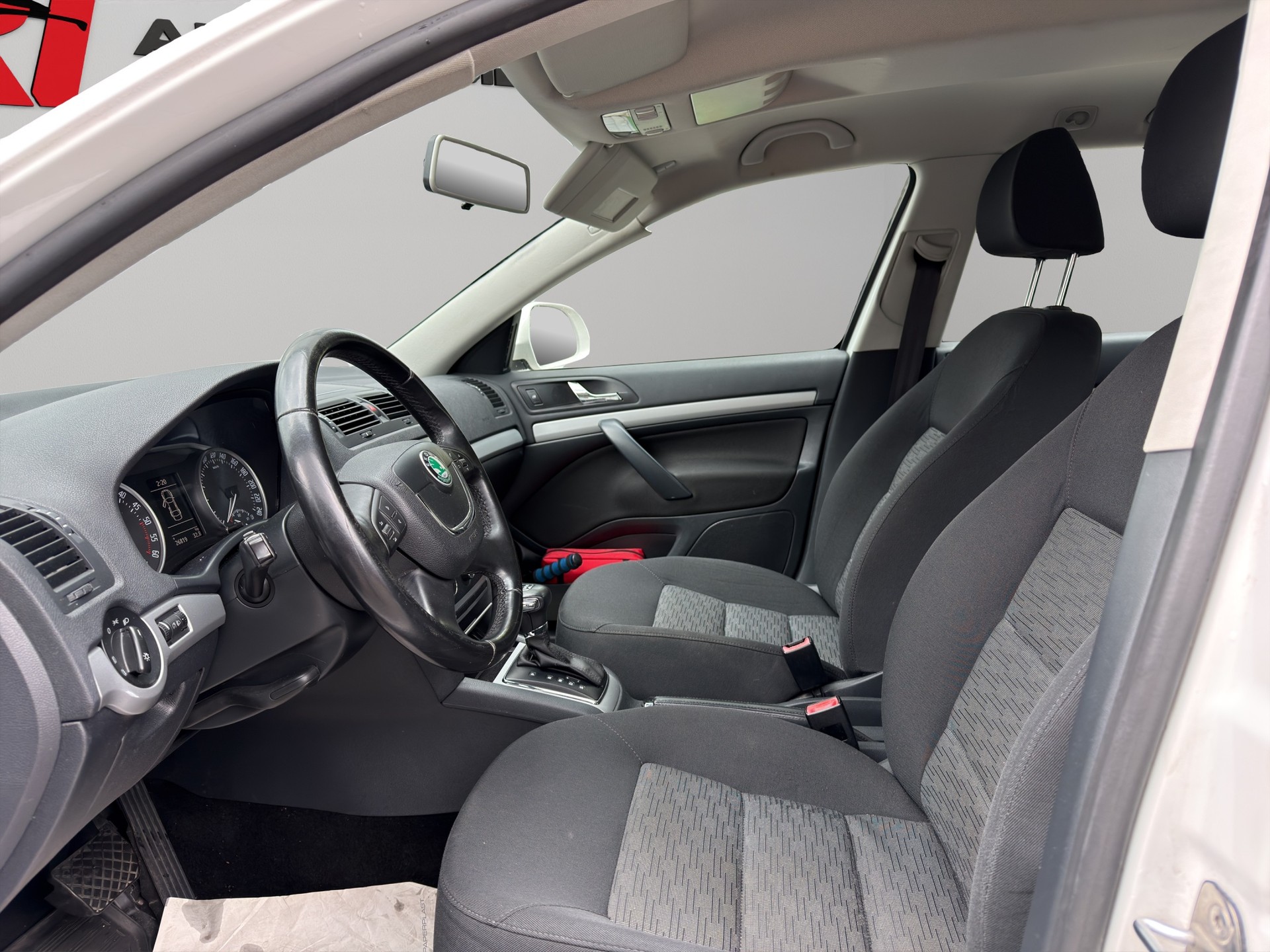 SKODA Octavia Combi 1.6 TDI Elegance DSG-image-9