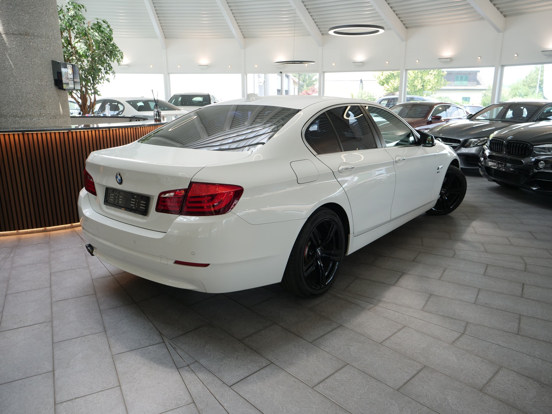 BMW 530d xDrive Steptronic-showroom-element-1