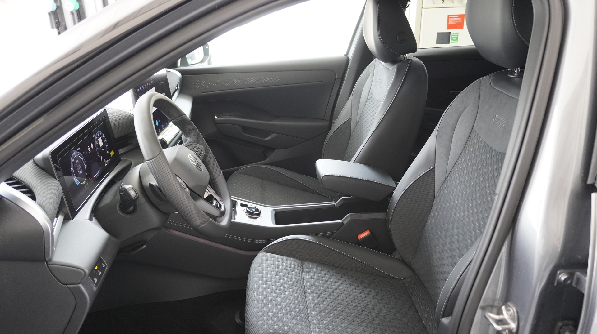 VW T-Roc 1.5 eTSI mHEV R-Line DSG-showroom-element-3