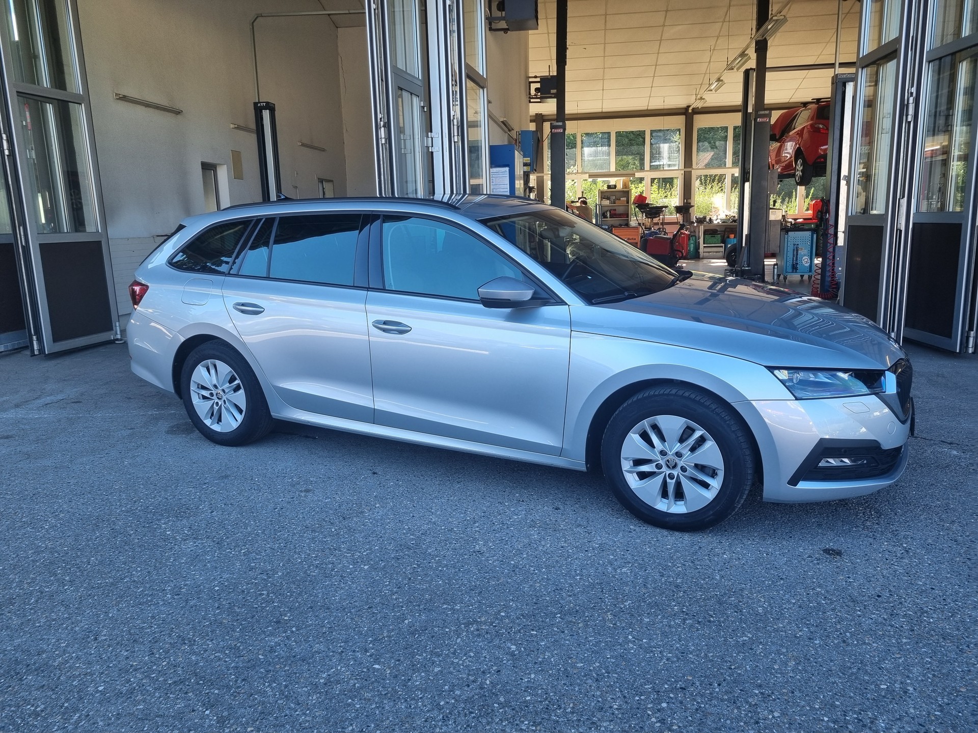 SKODA Octavia Combi 2.0 TDI DSG Ambition 4x4-showroom-element-2