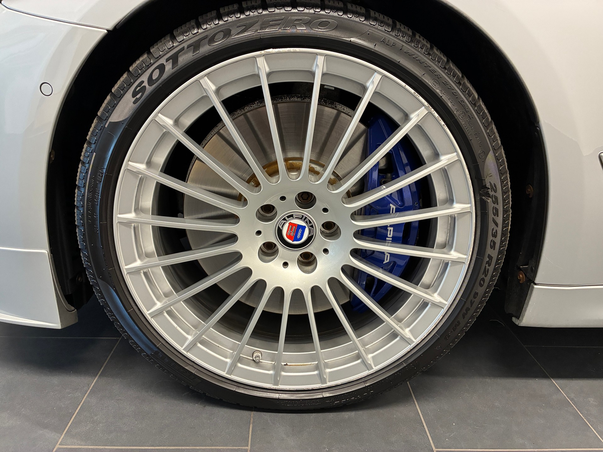 BMW-ALPINA B5 Touring 4.4 Biturbo 4x4-image-6