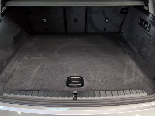 BMW iX xDrive60 M Sport Pro-image-12