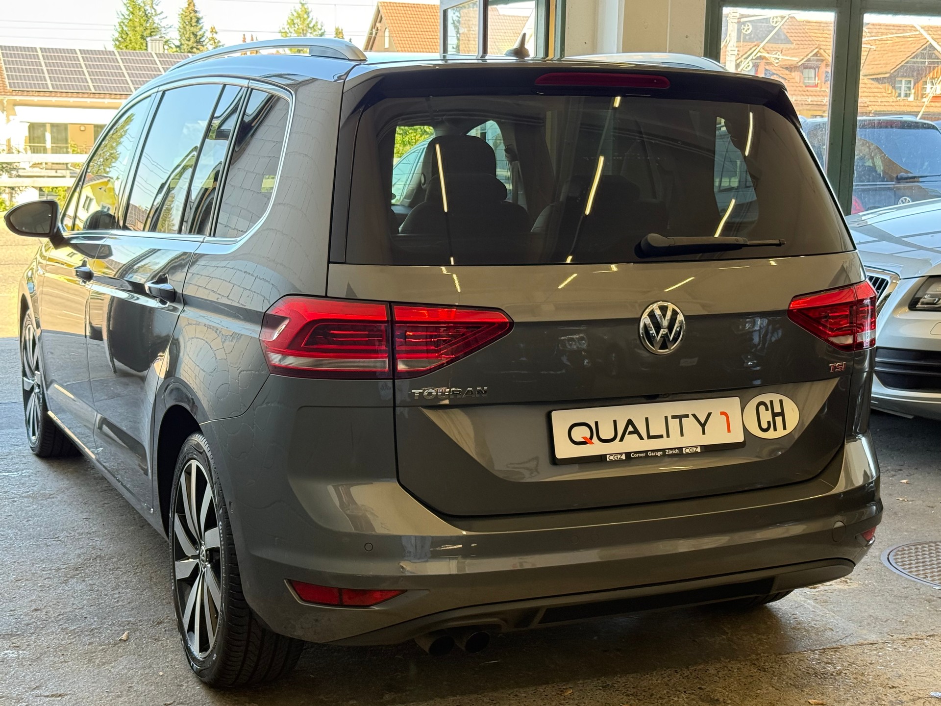 VW Touran 1.8 TSI BlueMotion Technology Highline DSG-image-4