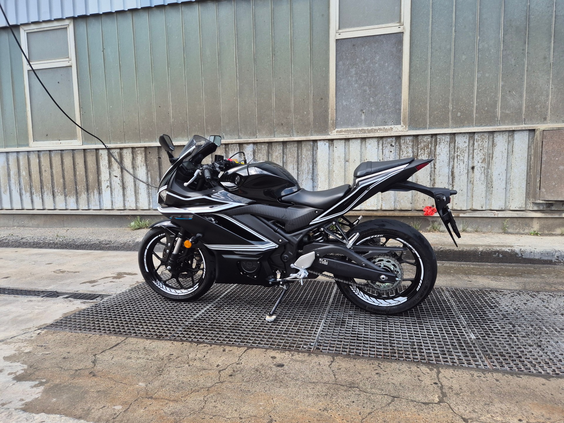 YAMAHA YZF-R3-image-1
