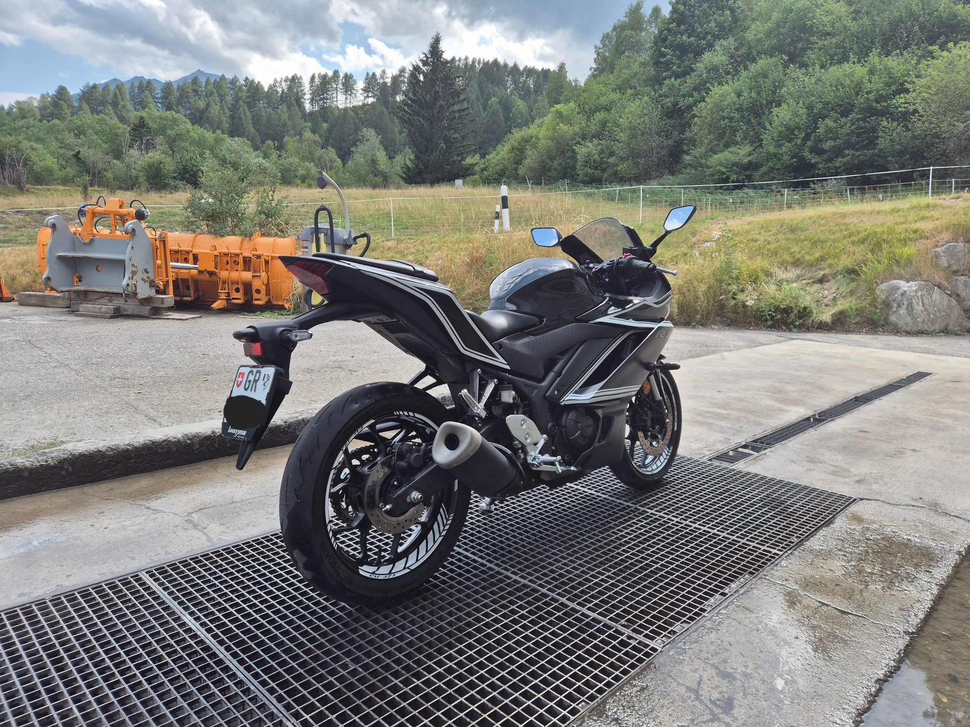 YAMAHA YZF-R3-image-3