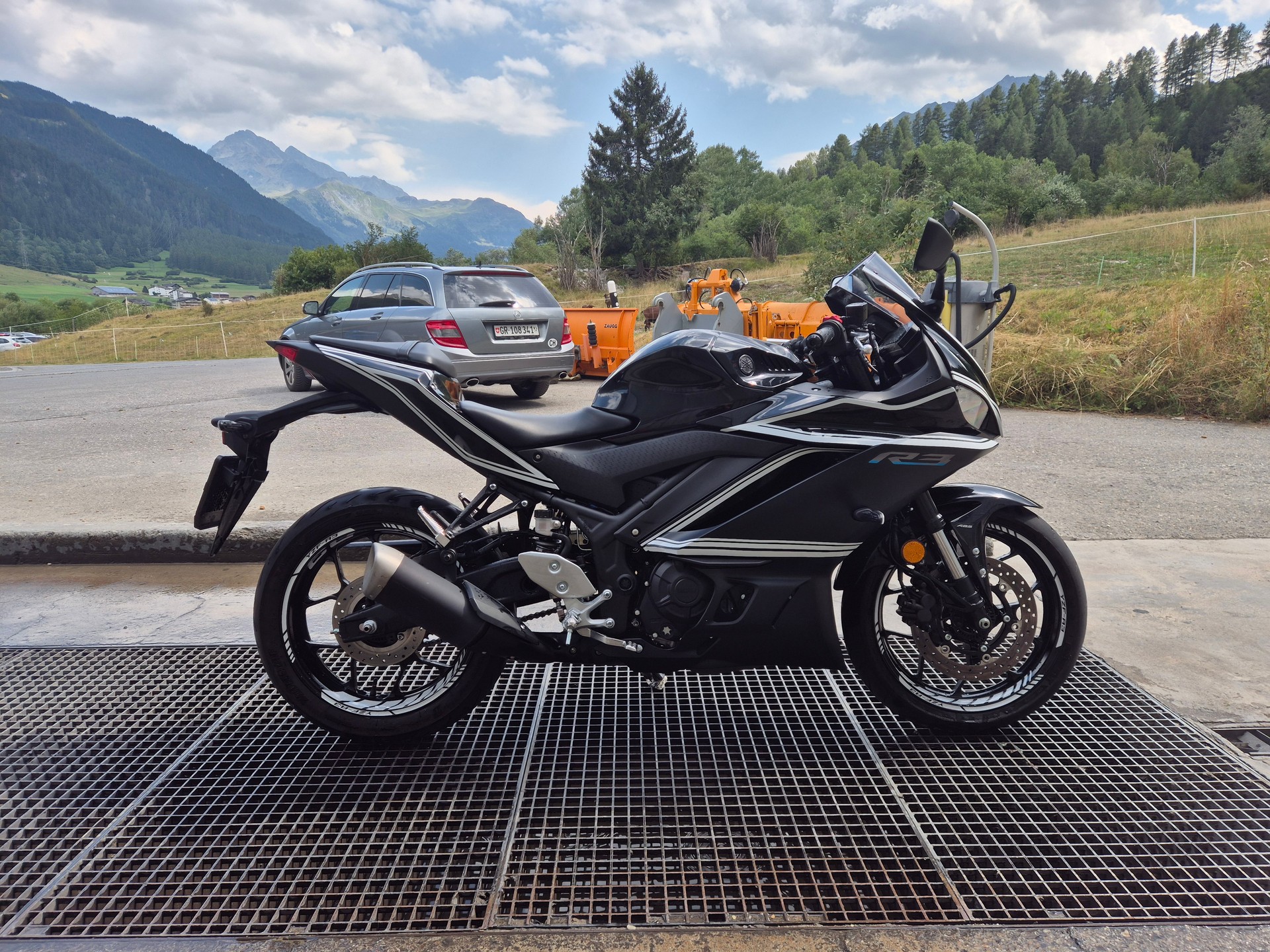 YAMAHA YZF-R3-image-4