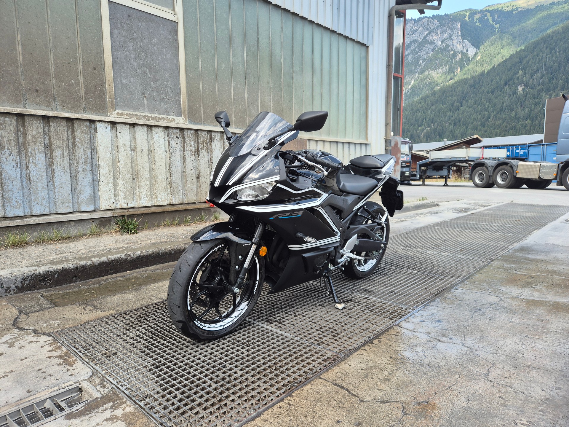 YAMAHA YZF-R3-image-0
