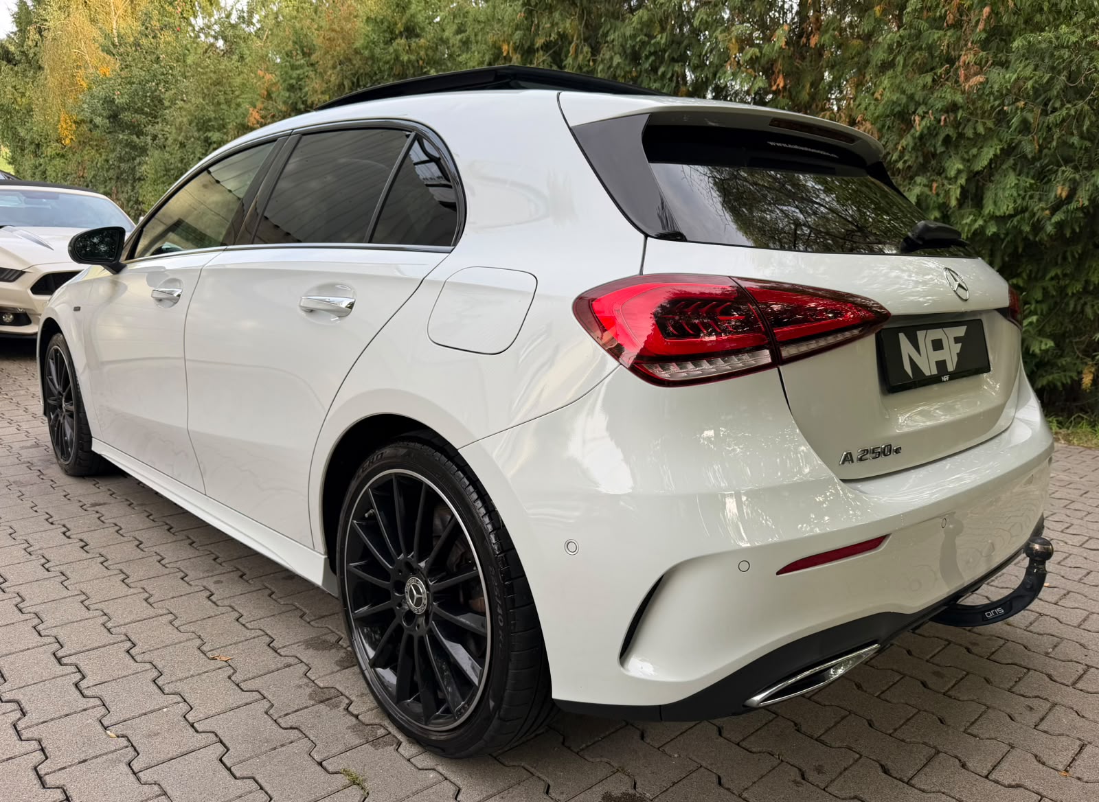MERCEDES-BENZ A 250e AMG Line 8G-DCT-showroom-element-2