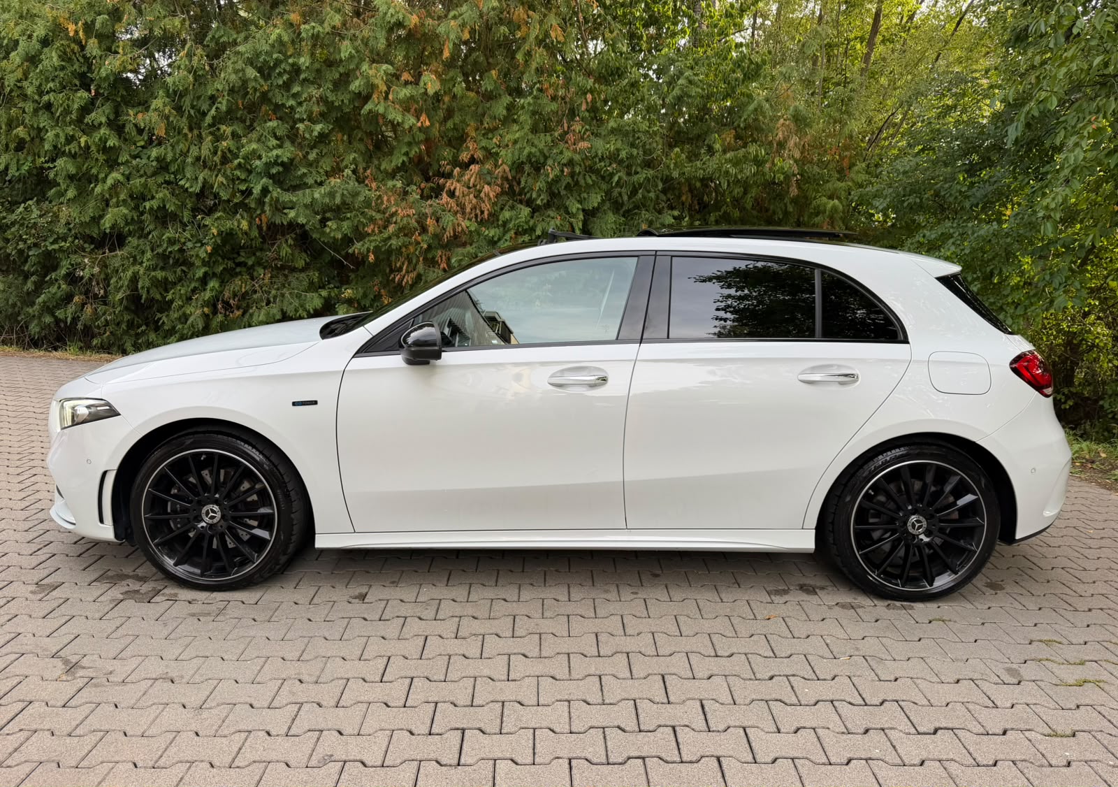 MERCEDES-BENZ A 250e AMG Line 8G-DCT-showroom-element-1