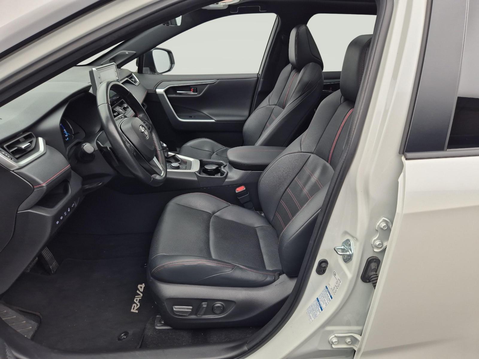 TOYOTA RAV4 2.5 Plug-In-Hybrid Platinum-showroom-element-2