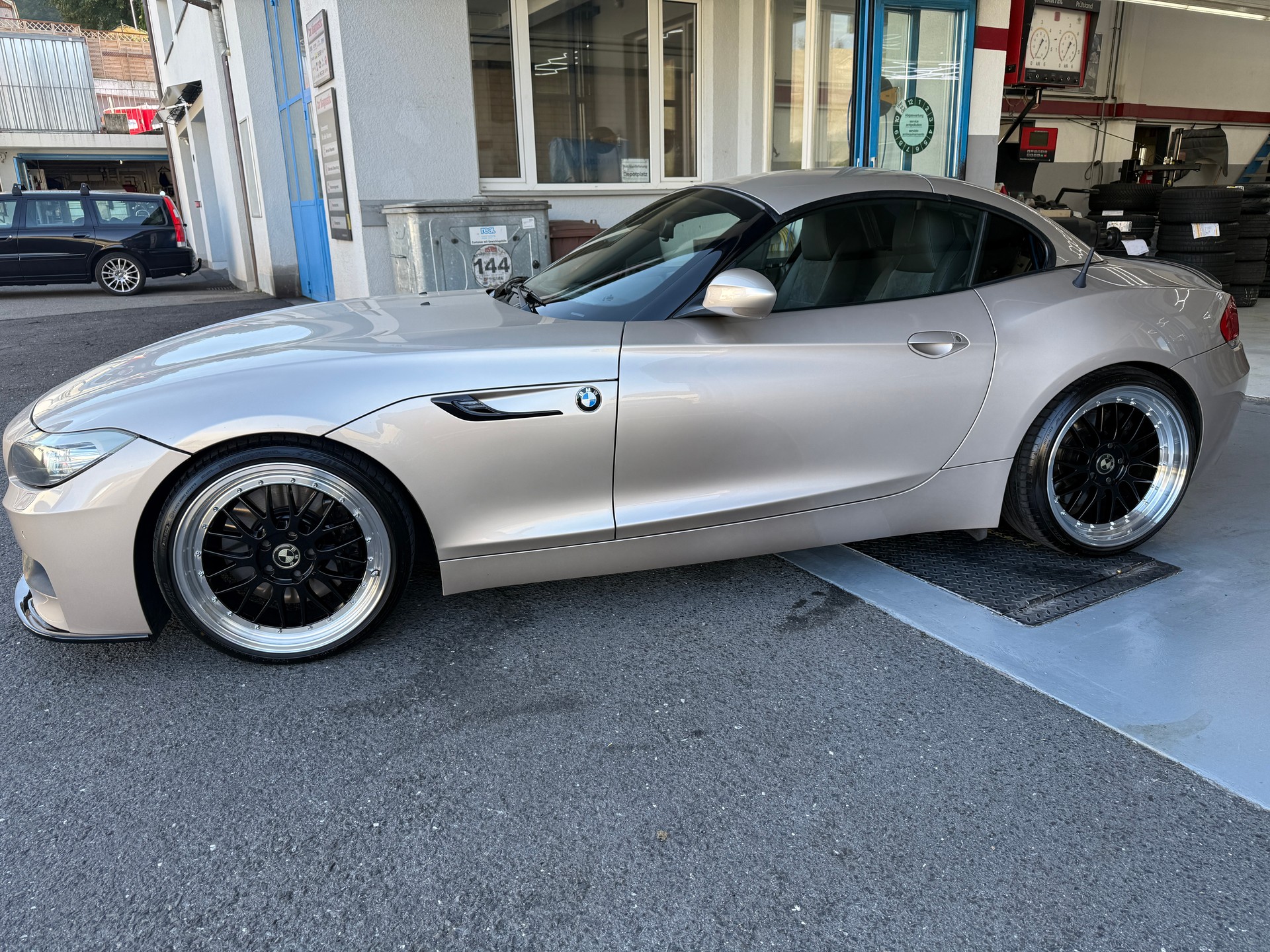 BMW Z4 sDrive35i DKG-showroom-element-3