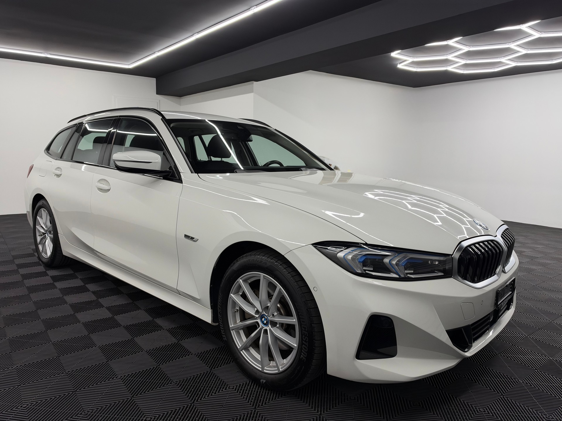 BMW 330e x DriveTouring Steptronic *Facelift*-image-7