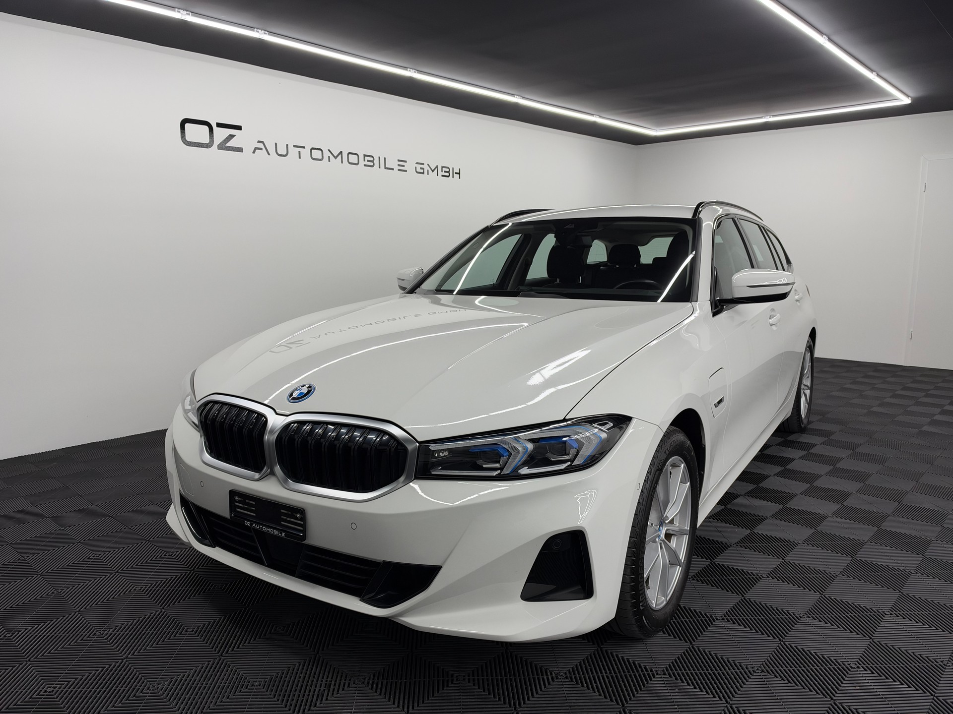 BMW 330e x DriveTouring Steptronic *Facelift*