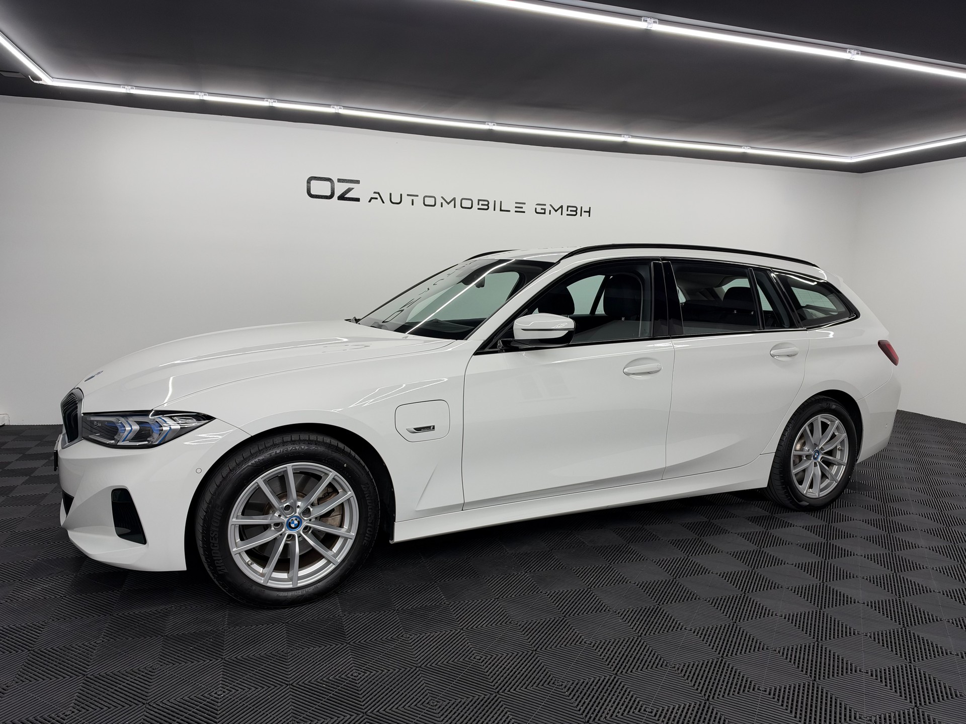 BMW 330e x DriveTouring Steptronic *Facelift*-showroom-element-2