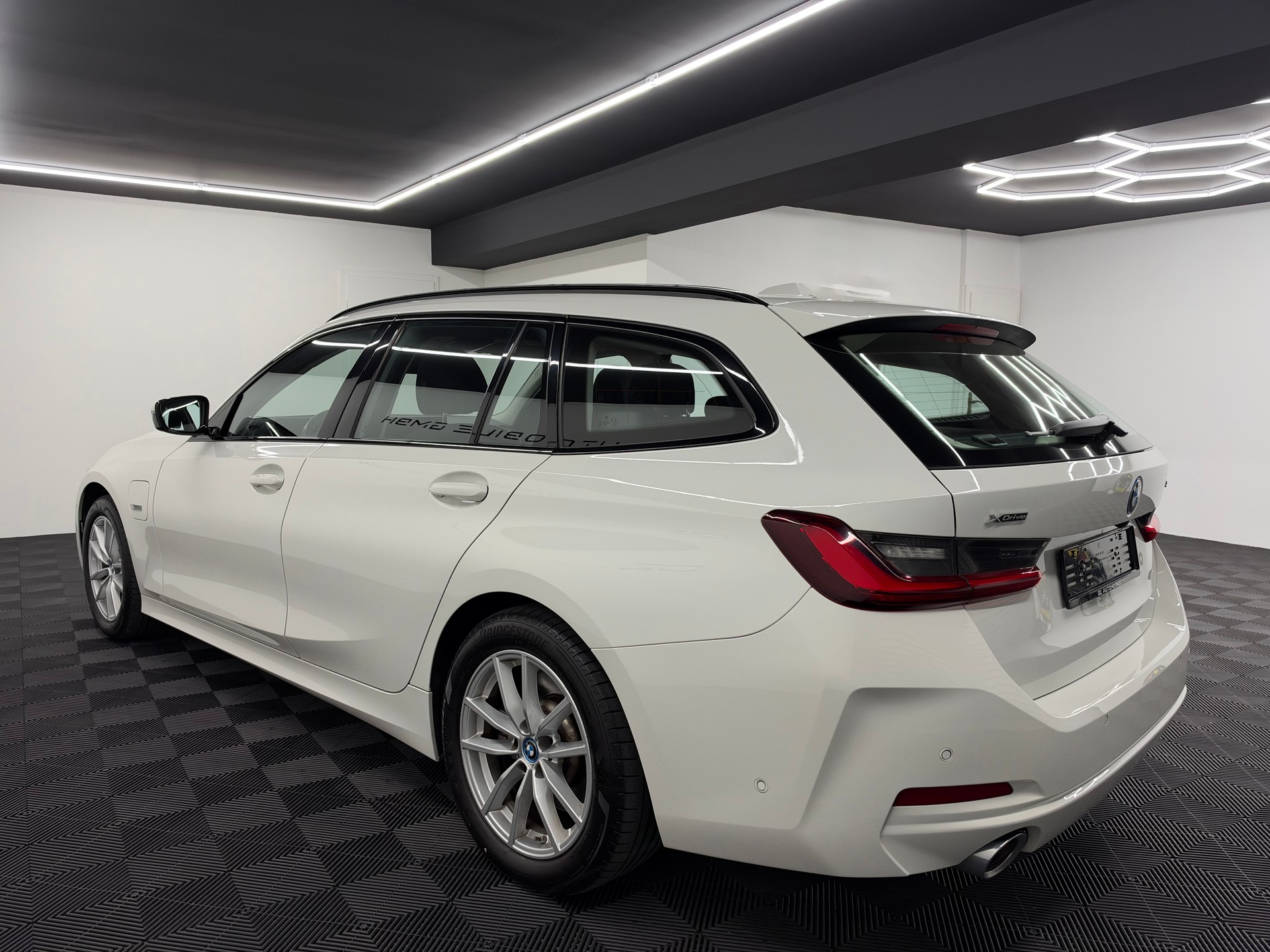 BMW 330e x DriveTouring Steptronic *Facelift*-showroom-element-3