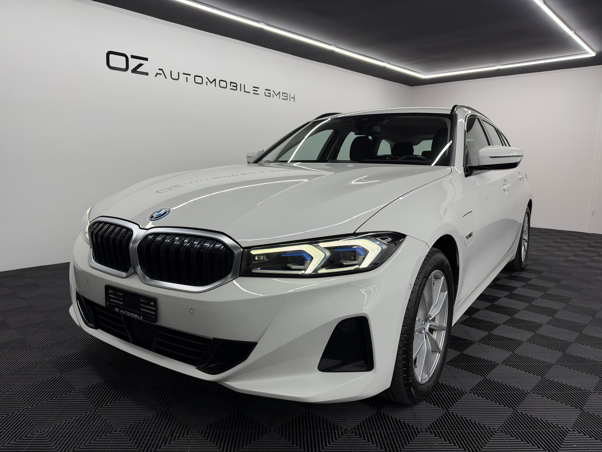 BMW 330e x DriveTouring Steptronic *Facelift*-showroom-element-1
